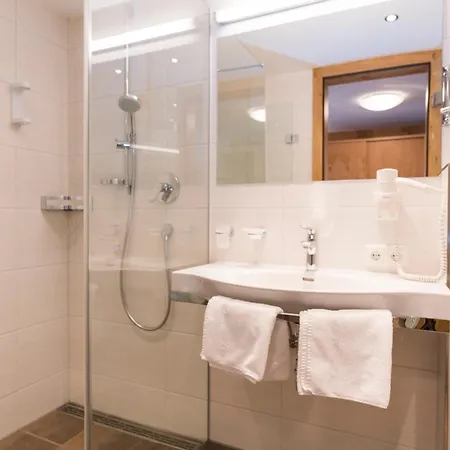 מלון Bergsporthotel Antonie 3*